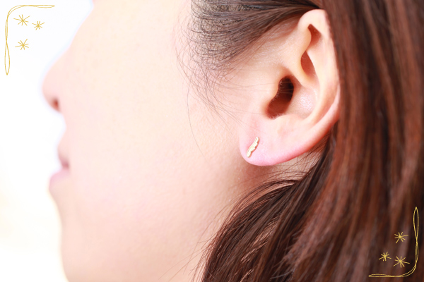 羽根スタンプピアス（装着イメージ）