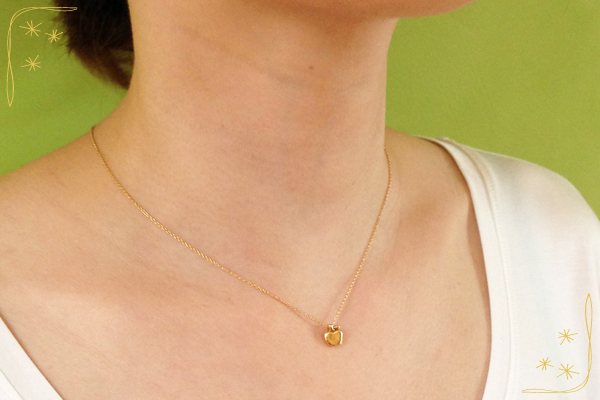 リンゴのペンダントトップ（装着イメージ）